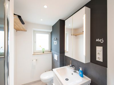 Bad mit Dusche und WC