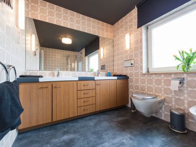 Geräumiges Bad im 70er-Jahre Design mit zwei Waschbecken