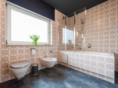 Badewanne mit Duschtrennwand