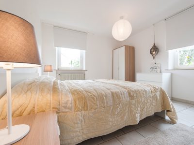 Schlafzimmer mit Doppelbett (160 x 200 cm), zwei Schränken und einer Komode